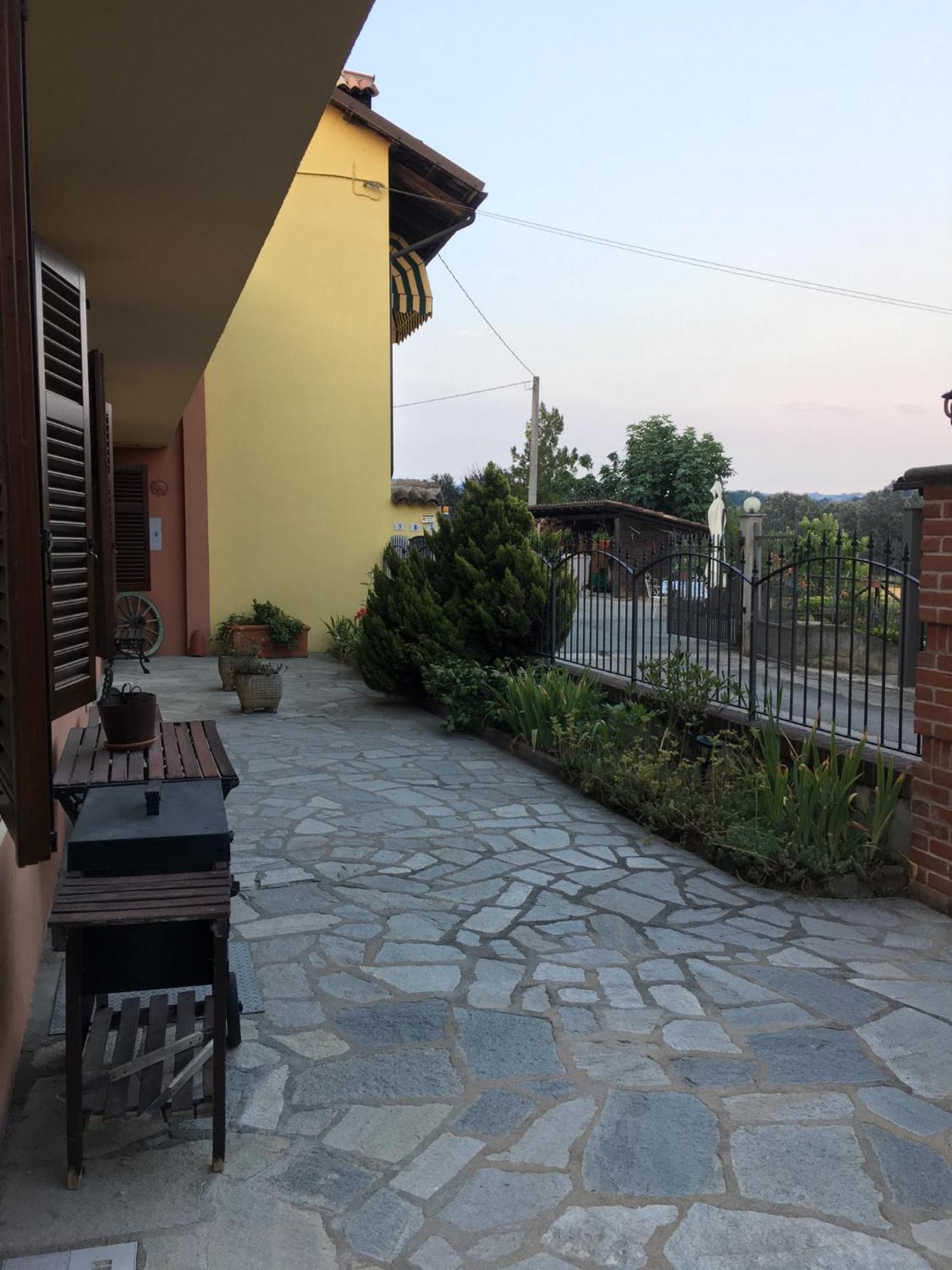 Relax Nel Noccioleto Guest House Novello Exterior photo